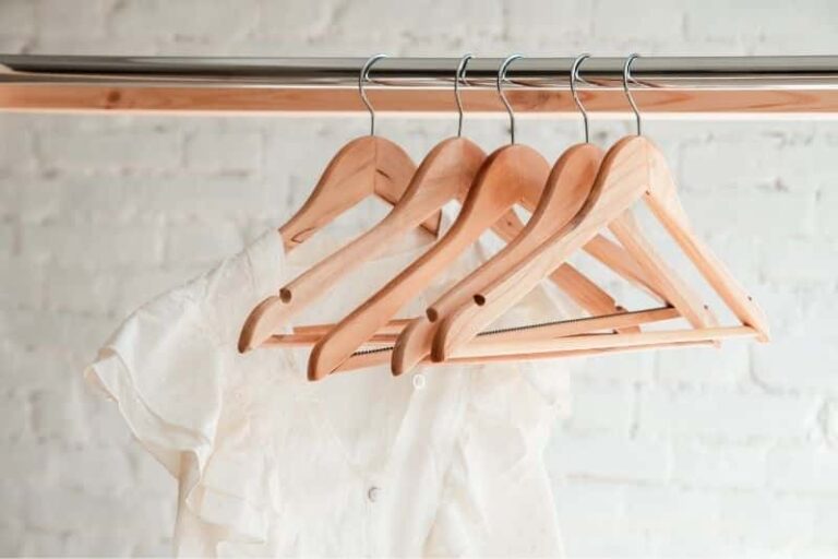 27 Minimalist Clothes Manufacturers Your Funds Will Love